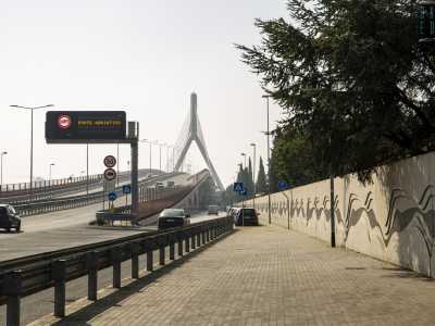 Il nostro viaggio comincia per� dalla parte opposta. Imbocchiamo infatti via Nazariantz, strada che si sviluppa ai lati del ponte